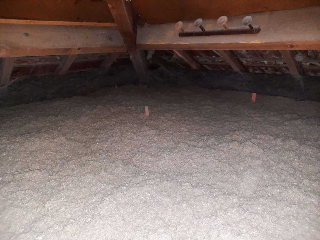 Combles isolés en ouate de cellulose